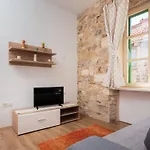 Lux Cindro In Center