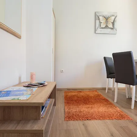 Lux Cindro In Center * Split