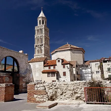 Lux Cindro In Center * Split