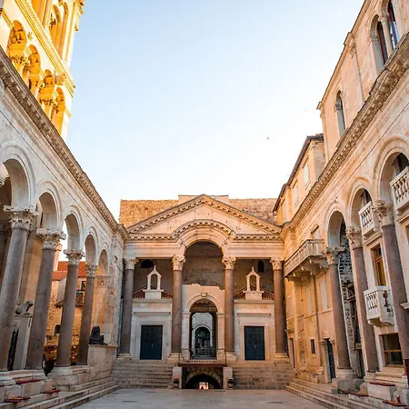 Lux Cindro In Center Split