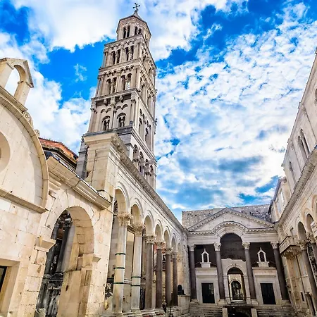 Lux Cindro In Center *