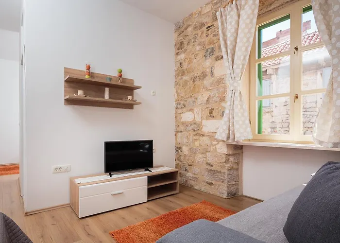 Lux Cindro In Center